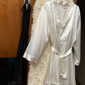 Morgan Taylor 2 pc Women’s Intimate Off-White Robe and Nightie Set. Size L/XL